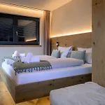 Daire Boutique Alpi - Private Sauna & Garden
